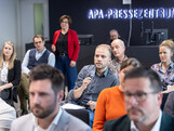 Journalist stellt Fragen zum Projekt