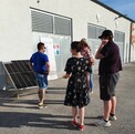 Besucher vor dem Umformerwerk