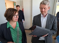 Bettina Pilsel und Mario Enzenberger betrachten ein graphenbasierendes Material...