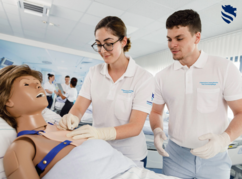 junge Studierende der Gesundheits- und Krankenpflege üben an einer Dummy-Puppe