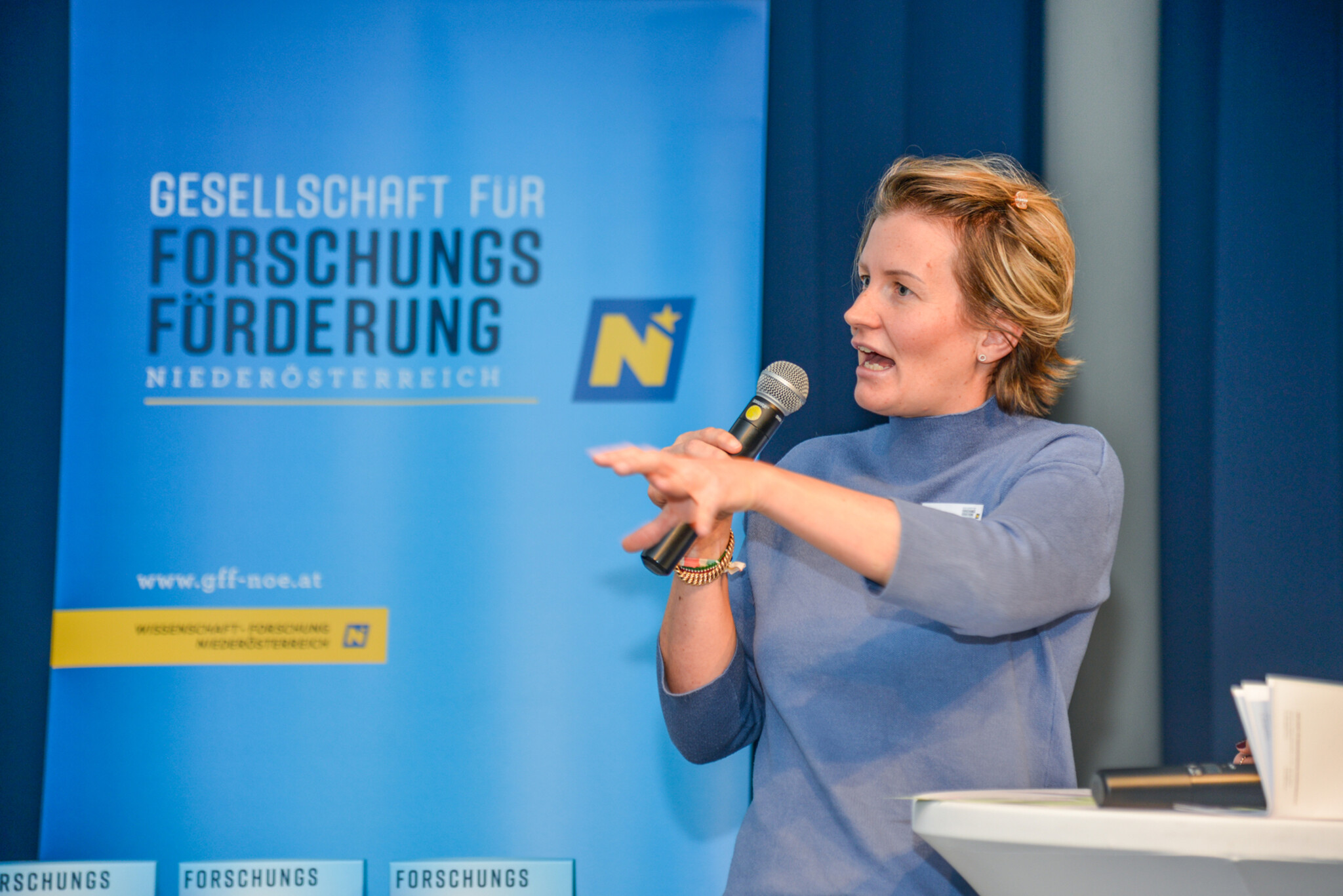 Katharina Auer Voigtländer präsentiert ihr Dissertationsprojekt beim Impact Award 2022