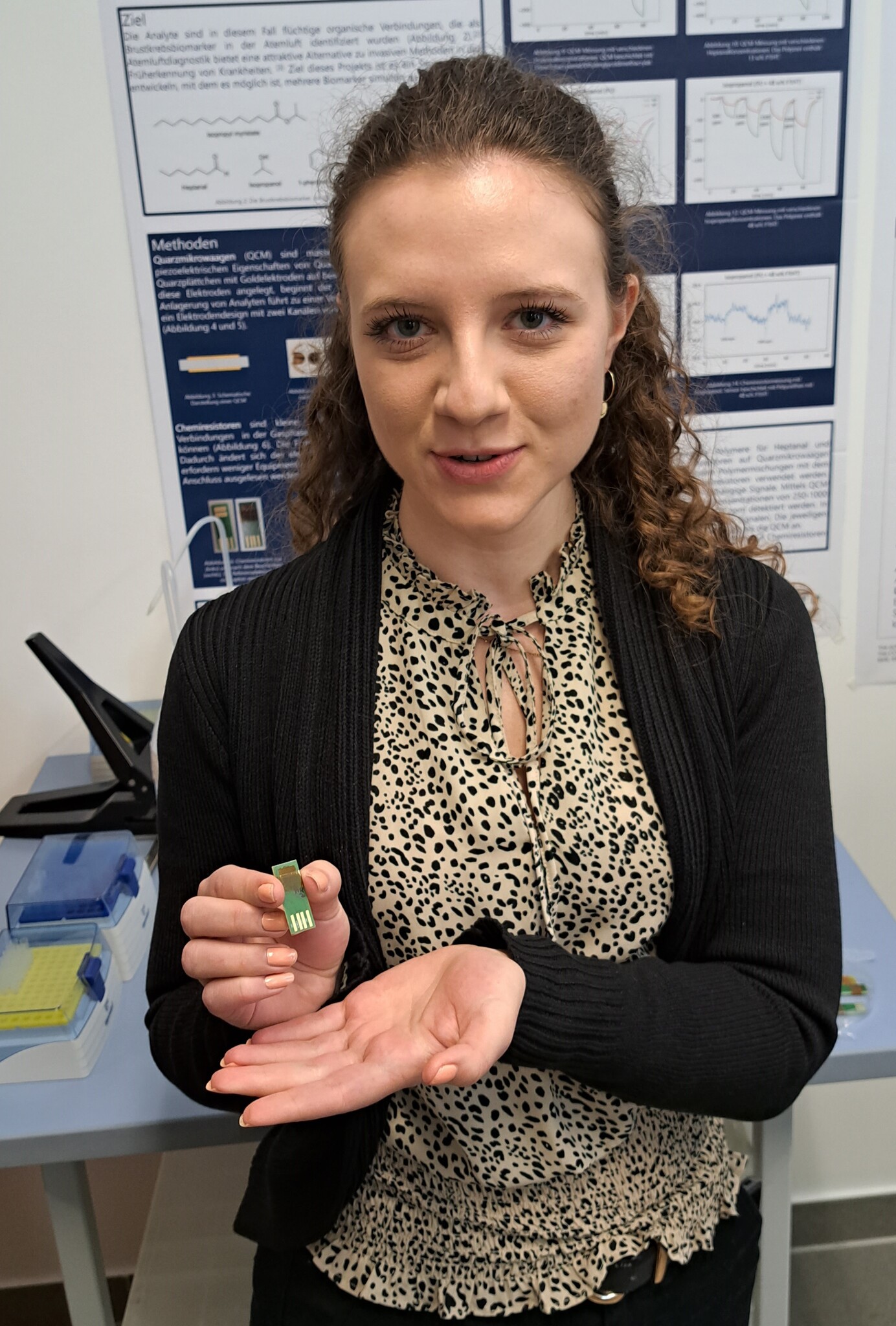 Dissertantin Adriana Katharina Feldner stellt das Projekt für die Entwicklung neuer molecularly-imprinted-polymer basierter Sensoren für die Brustkrebsdiagnostik vor.
