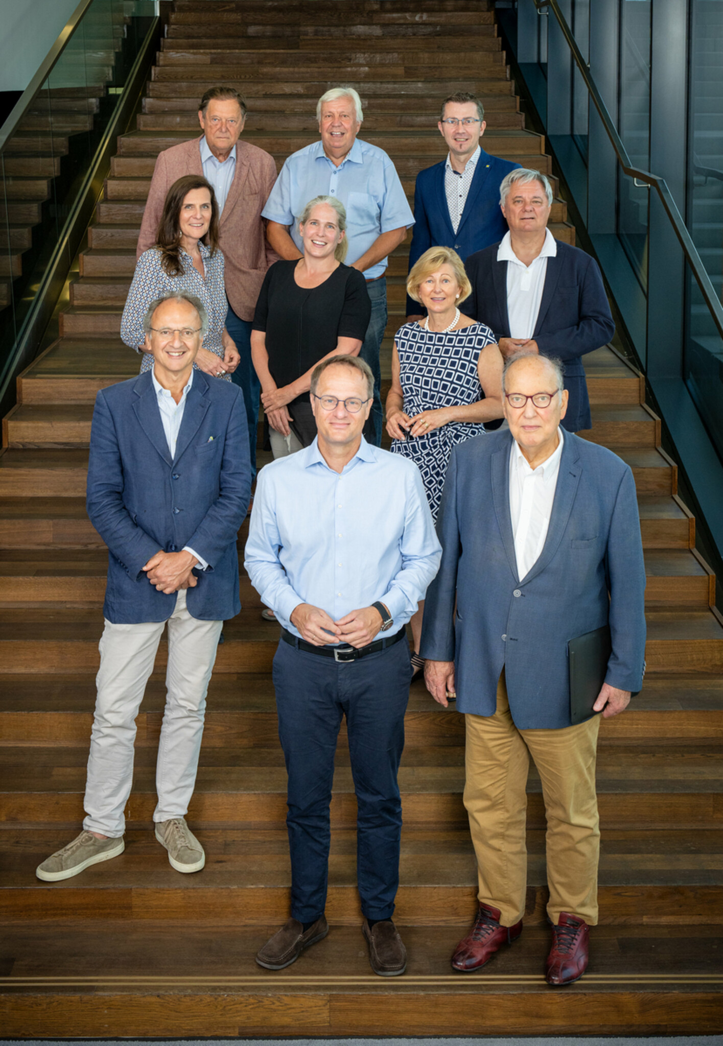 Der Aufsichtsrat der GFF steht auf einer Treppe aufgereiht