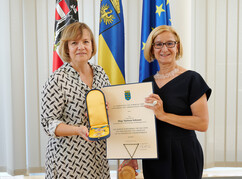 Mag. Barbara Schwarz erhielt von Landeshauptfrau Johanna Mikl-Leitner das...