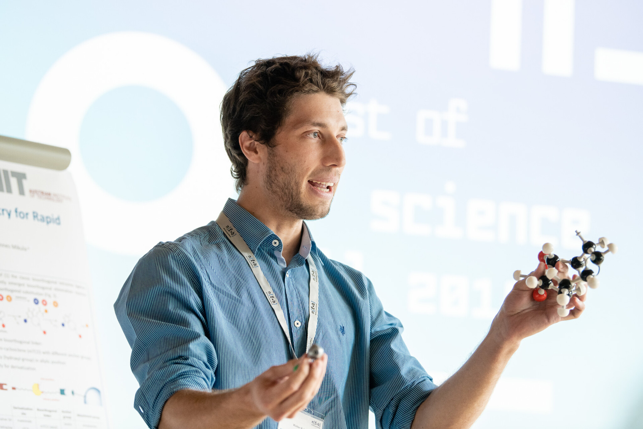 Walter Kuba präsentiert beim best of Science Call 2016 mit Molekül Modell in der Hand