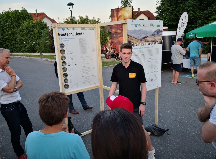 Patrick Zöchling stellt sein Konzept anhand eines Plakates vor