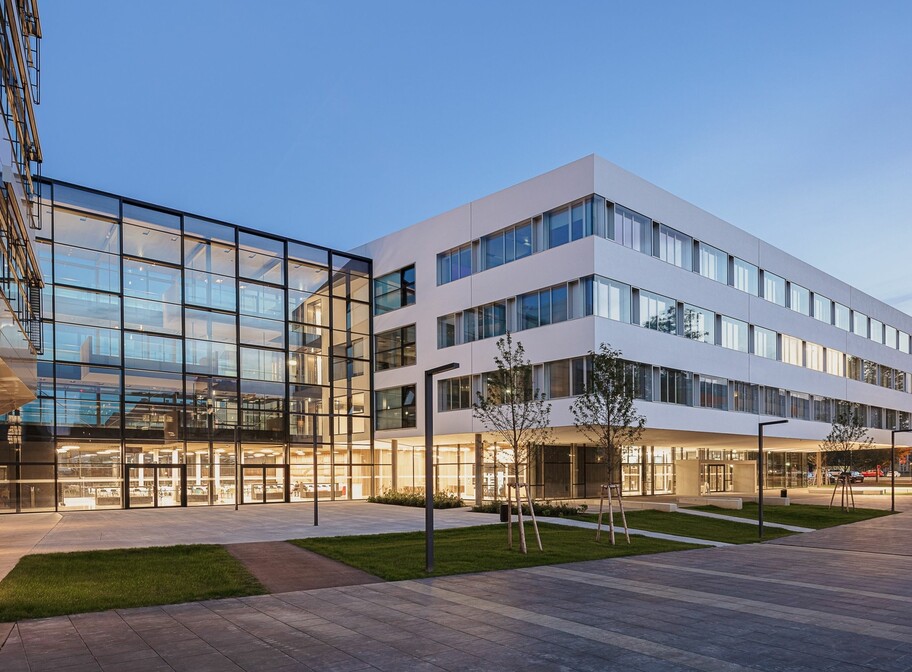 Campus St. Pölten bei Dämmerung