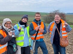 Fundstücke einer erfolgreichen Feldbegehung werden am Feld gezeigt, mit Maria...