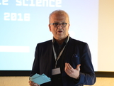 Moderator Peter Illetschko führt durch die Veranstaltung