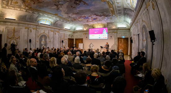 Blick vom voll besetzten Prälatensaal auf die Bühne