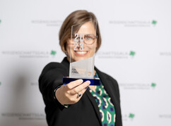 Agnes Kim Wissenschaft Zukunft Preisträgerin 2023 hält Trophäe in der Hand