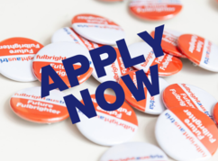 Sticker mit fulbright austria future fulbrighter liegen auf einem Tisch darüber...