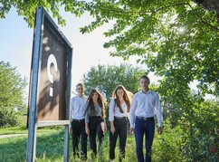 Preisträgerinnen des WZP 2020 gehen über eine Wiese