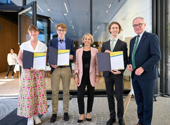 Gruppenfoto mit drei Exzellenzstipendiat*innen, der Vizepräsidentin Gaia...