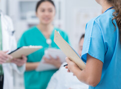 Pflegekräfte im Gespräch bei einem Meeting