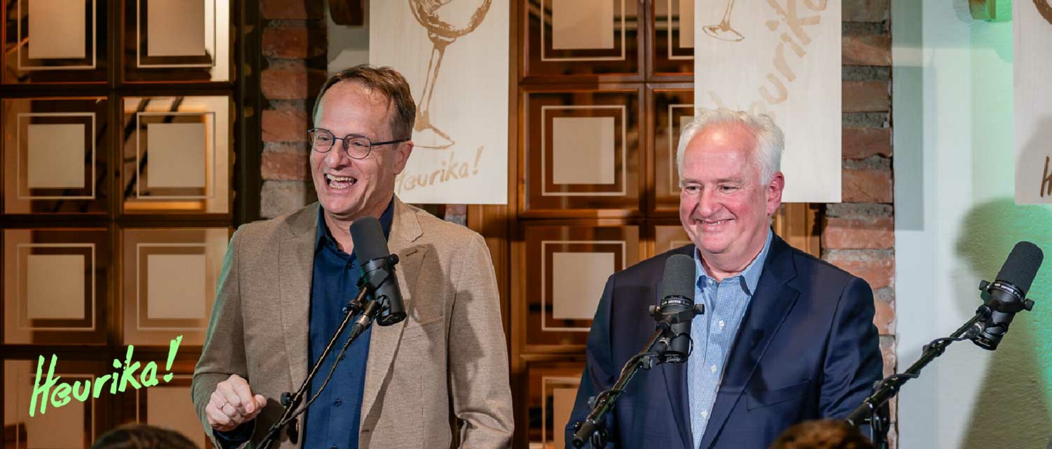 Markus Hengstschläger und Eugen Hug im Gespräch vor den Mikros - lachen in das Publikum