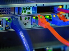 Rückseite eines Servers mit Kabelanschlüssen in verschiedenen Farben