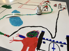 Eine Kinderzeichnung einer Landkarte mit einem Ozobot