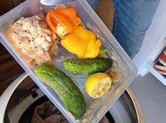 Lebensmittelreste werden in den Müll geschmissen