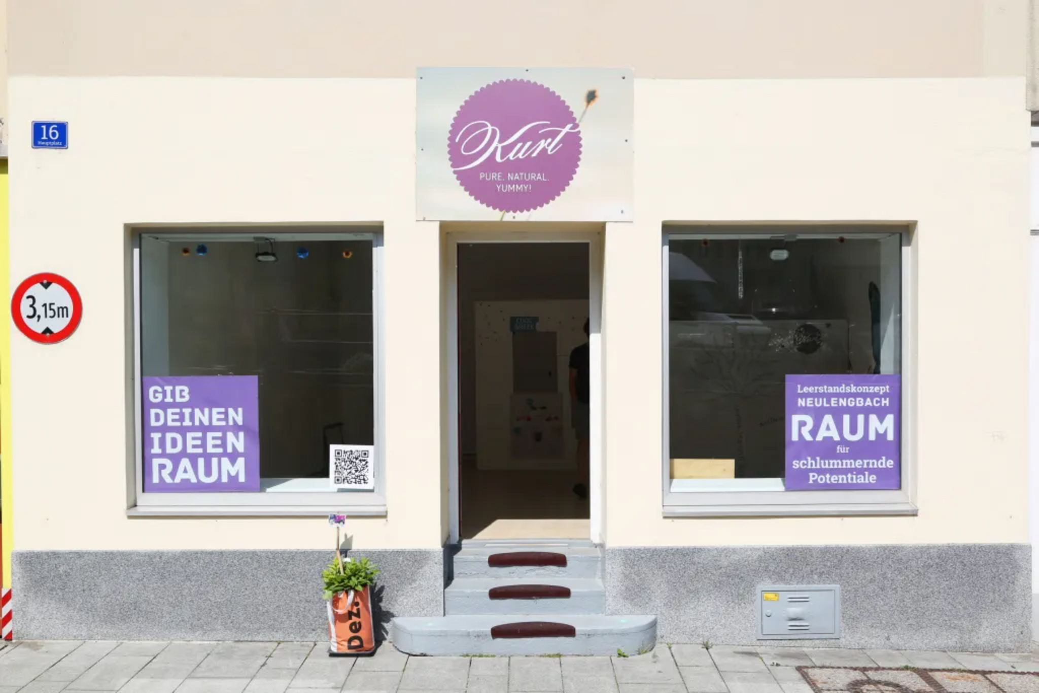 Blick von der Straße in leerstehende Geschäftsräumlichkeiten in Neulengbach
