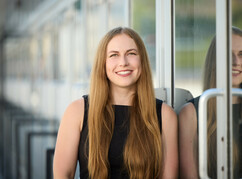 WZP 2024 Preisträgerin Jasmin Willinger steht lächelnd vor dem Eingang eines...