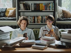 2 junge Menschen die lesen