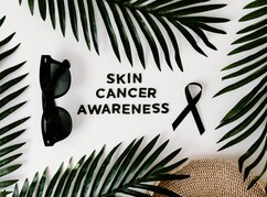 Palmenblätter, Sonnenbrille, Sonnenhut und schwarze Schleife sind um die Wörter...