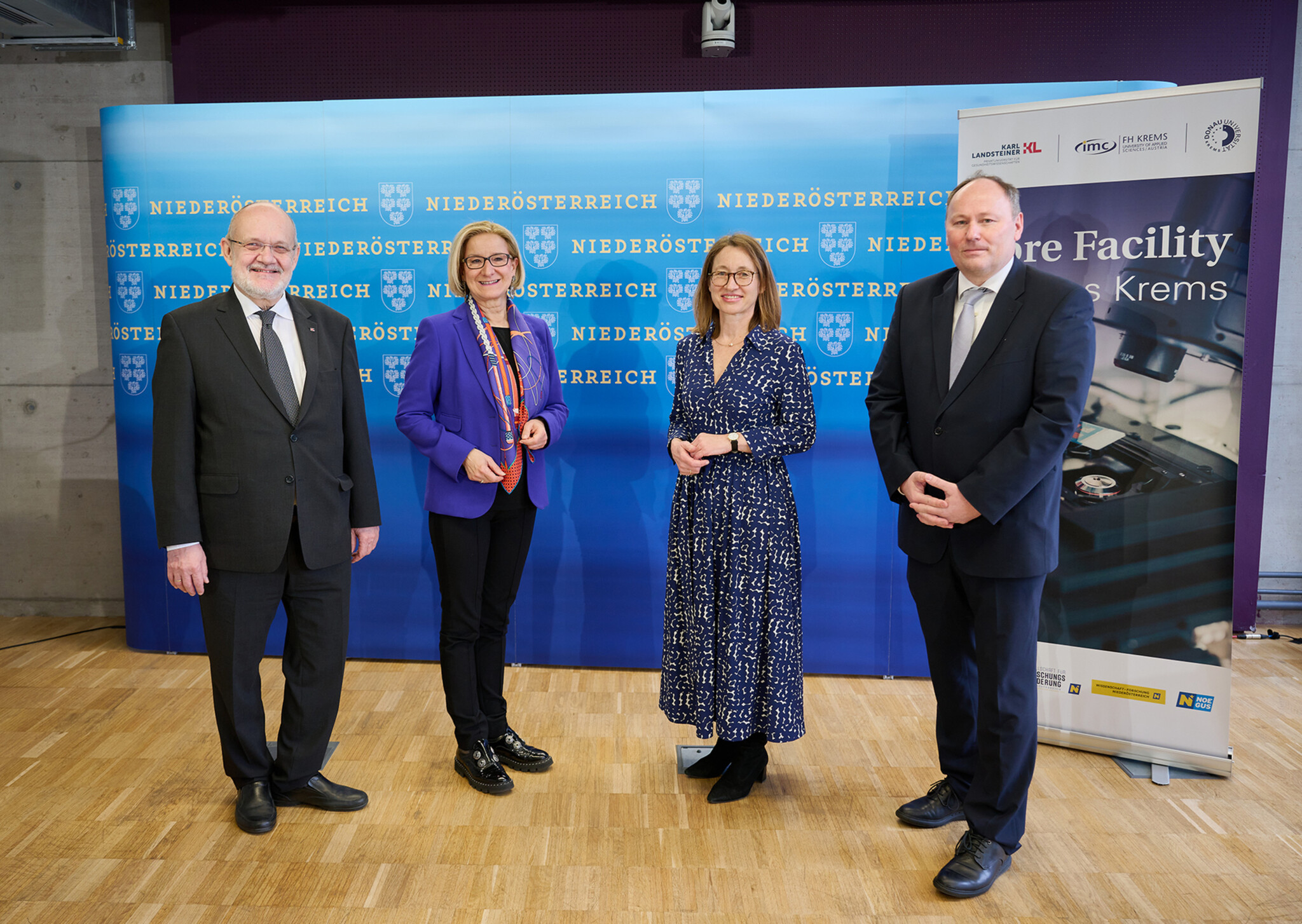 von links nach rechts am Bild: Rektor Rudolf Mallinger, Landeshauptfrau Johanna Mikl-Leitner, Vizerektorin Viktoria Weber und Institutsleiter Harald Hundsberger.