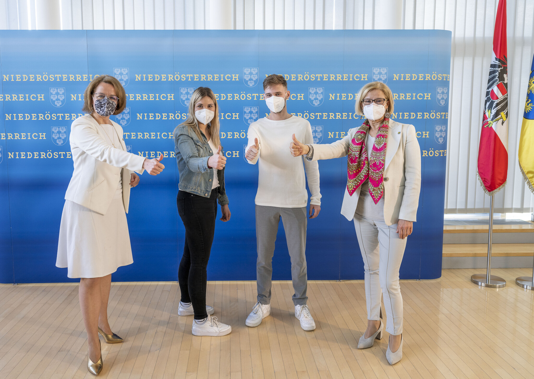Foto von der Pressekonferenz der Landeshauptfrau Von links nach rechts: Landesrätin Christiane Teschl-Hofmeister, Helene Ekker und Jakob Lampel (absolvieren derzeit die Ausbildung zur Pflegefachassistenz), Landeshauptfrau Johanna Mikl-Leitner.