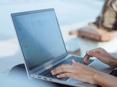 eine Person tippt auf einer Laptop Tastatur