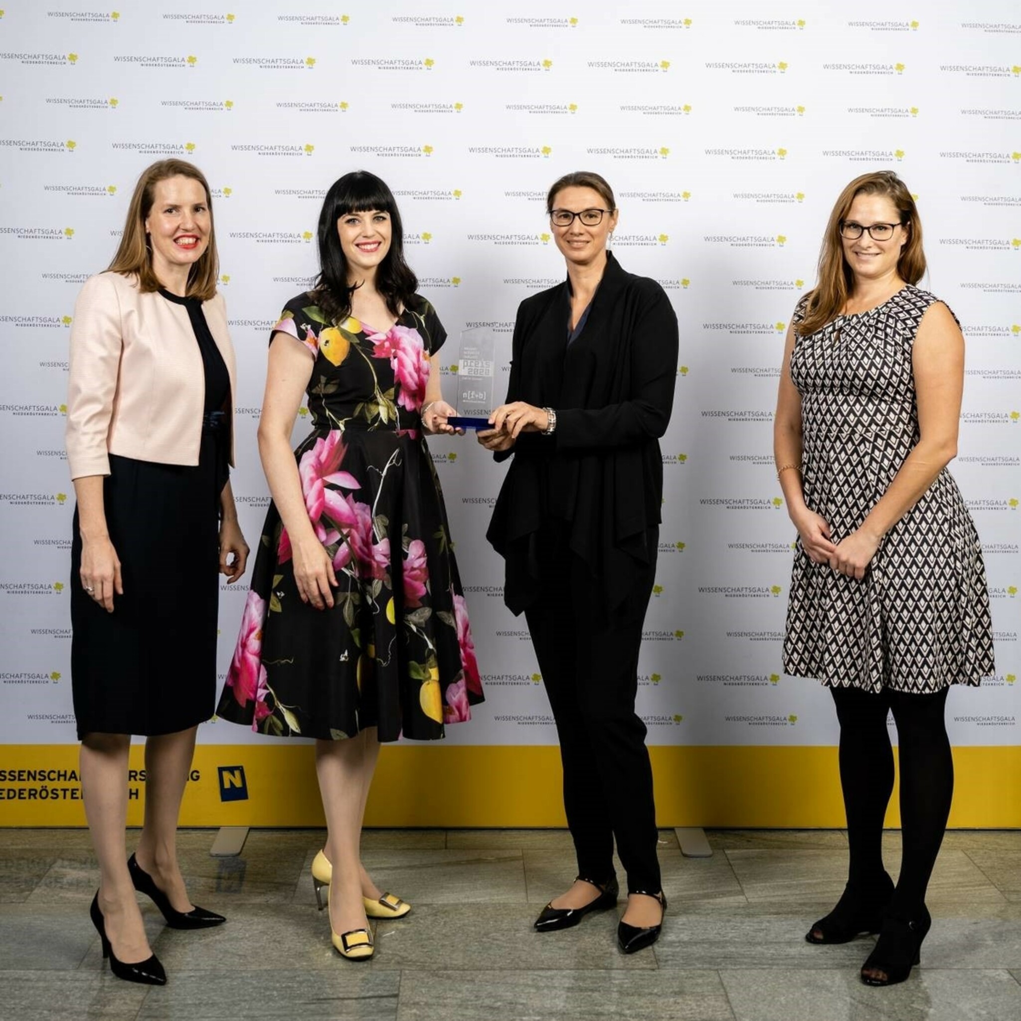 Die Preisträgerinnen des WZP 2020 Angela Bitto-Nemling, Nicole Amberg, Lisa Cichocki, Melissa Stouffer halten die Trophäe in der Hand