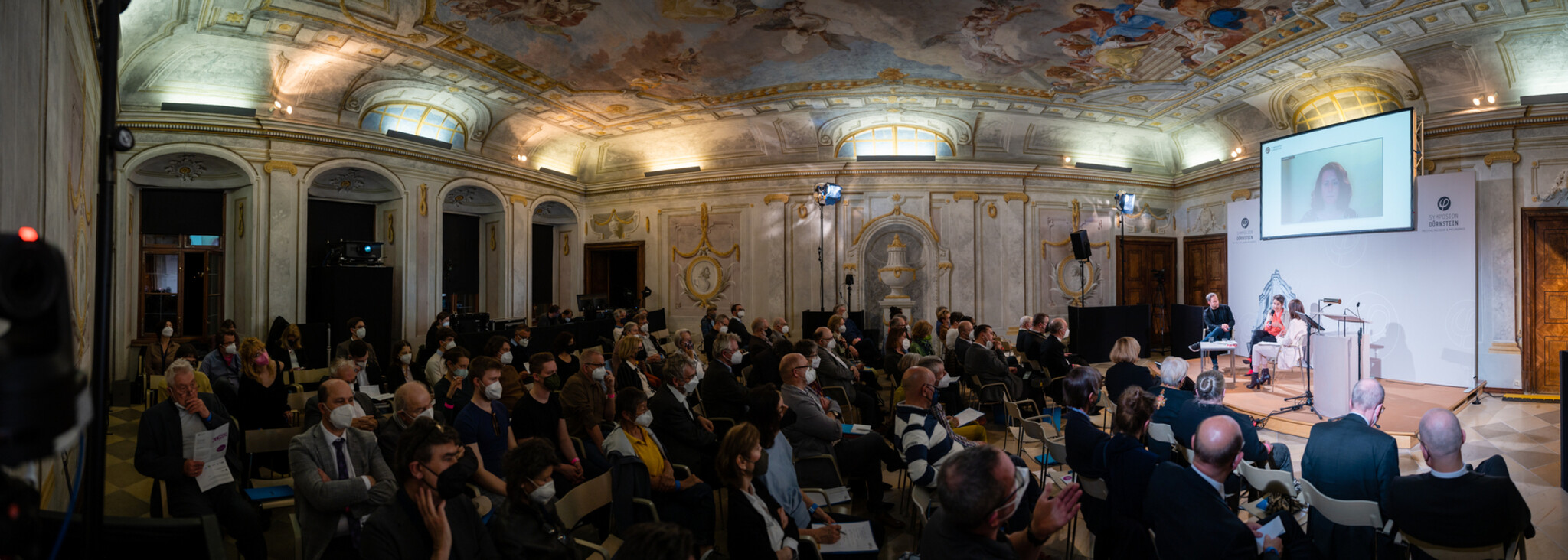 Blick auf die Bühne im Prälatensaal