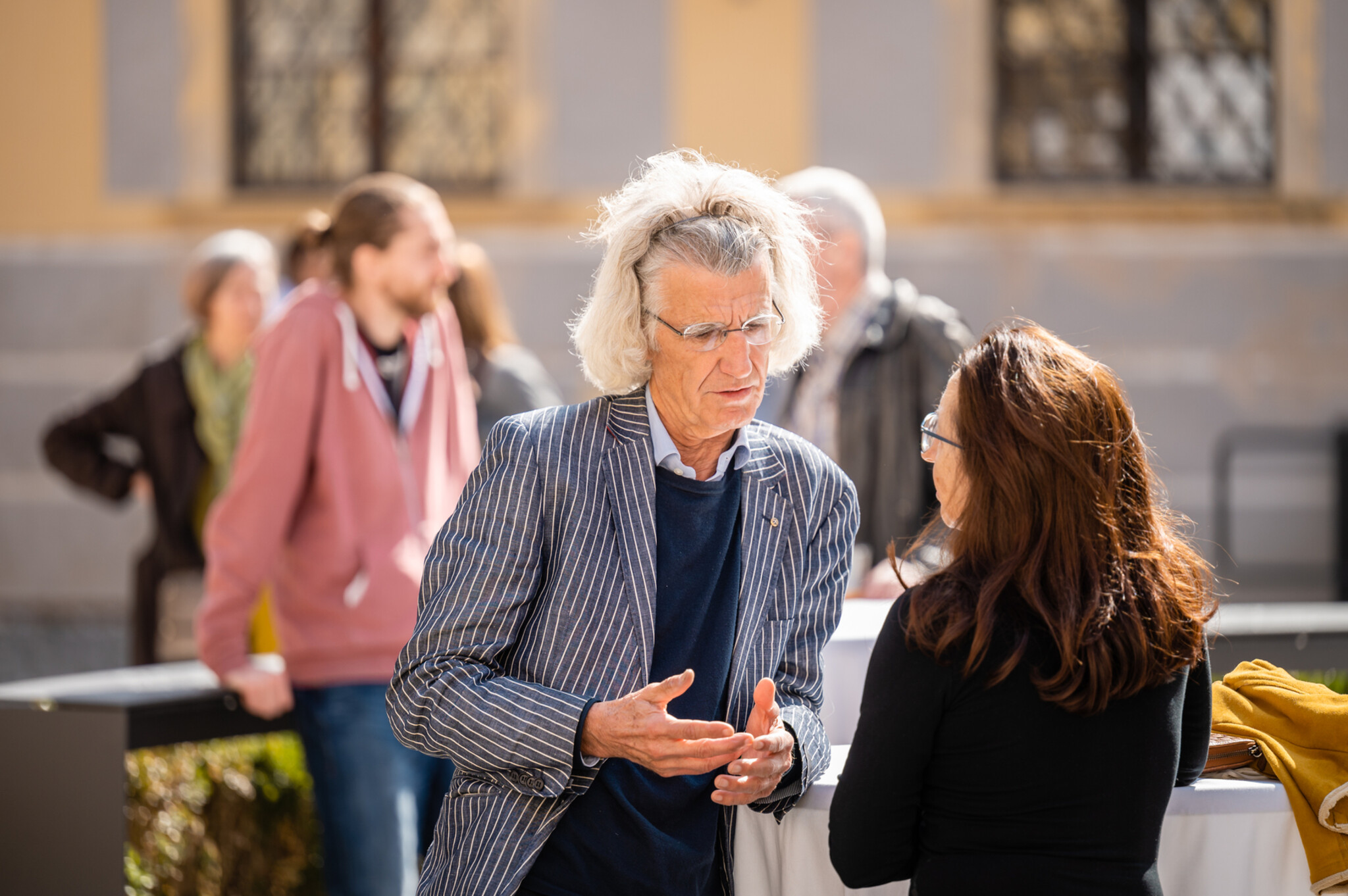 ein Mann und eine Frau diskutieren in der Pause im Hof vom Stift Dürnstein