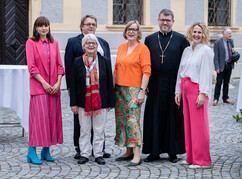 Moderatorin, Gäste, Kuratorin, Veranstalterin und Vortragende freuen sich im Hof...