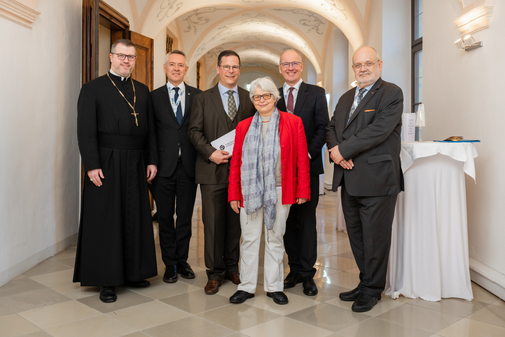 Kooperationspartner und Kuratorin stehen am Gang vor dem Prälatensaal