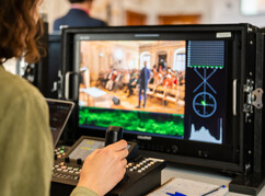 Blick auf den Monitor der Technikerin die die Veranstaltung aufzeichnet
