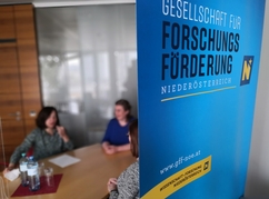 Neuer Firmenwortlaut auf Roll-up