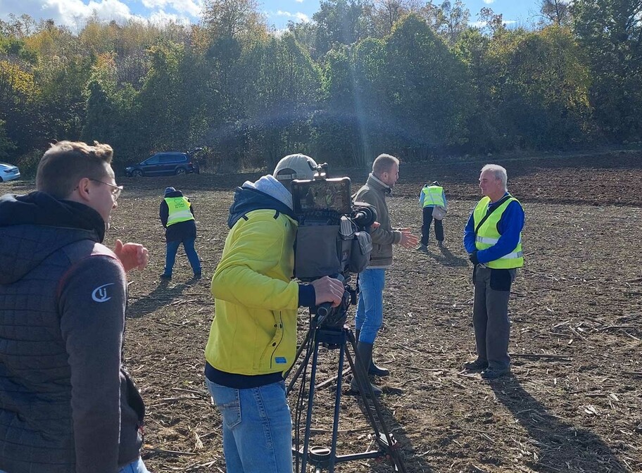 Ein Kamerateam interviewt auf einem Feld einen Citizen Scientist