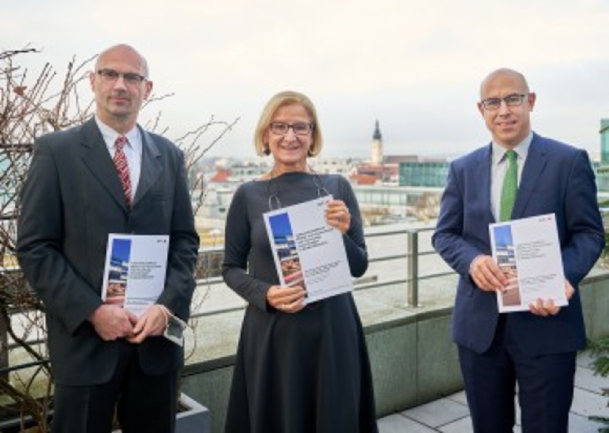 Studienautor, Landeshauptfrau und WIFO-Direktor halten die Studie in der Hand